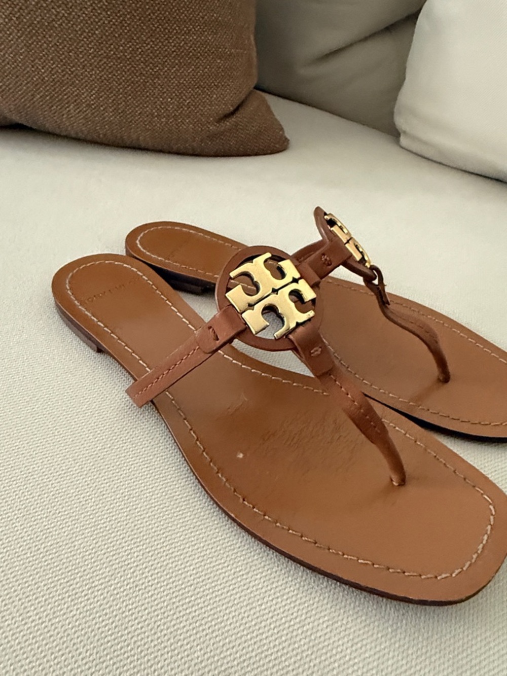 Tory Burch Tan Leather Thong Sandals with Gold Logo - Picture 3 of 6